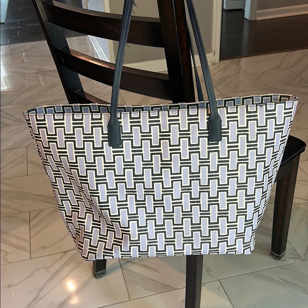 Kate Spade New York Harding Street Geo Large Tote. - Picture 4 of 16